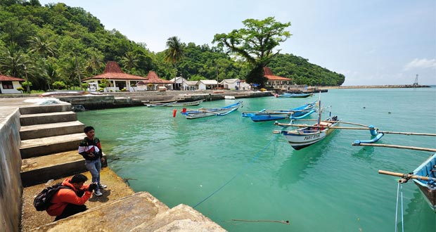 Pantai Wediombo Spot Favorit Untuk Sunset Terbaik Di